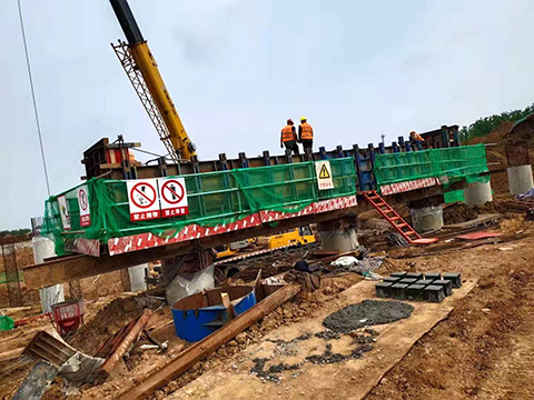 S366合六南通道杨湾河大桥首件盖梁顺利浇筑