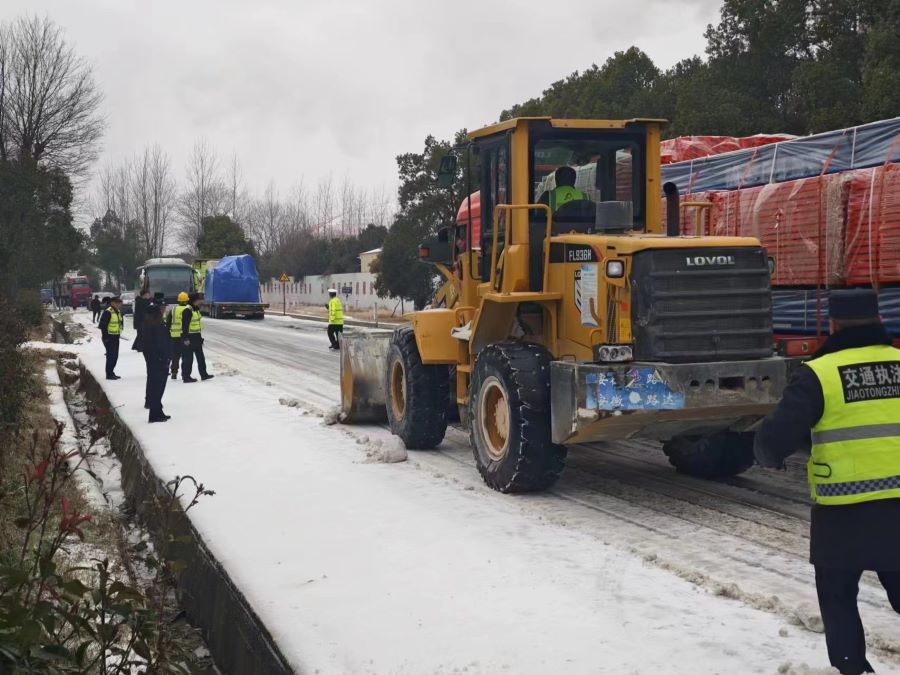 以雪为令！S22天天高速营岭隧道项目部除冰扫雪在行动
