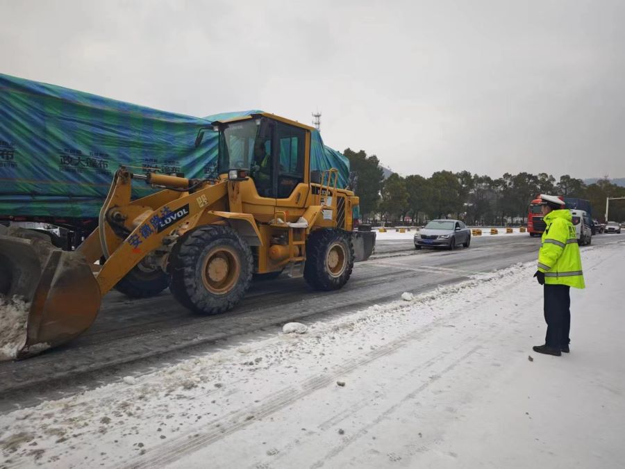 以雪为令！S22天天高速营岭隧道项目部除冰扫雪在行动